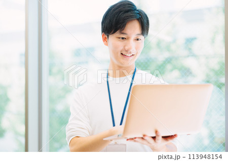 パソコンに向かう男性 113948154