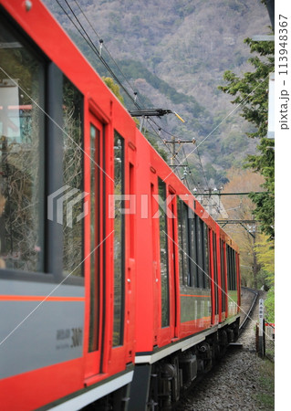 春の箱根山を登る箱根登山電車/アレグラ号（日本 神奈川県足柄下郡） 113948367