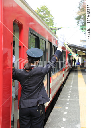出発の合図を送る箱根登山電車の車掌さん(日本 神奈川県足柄下郡) 出発の合図を送る箱根登山電車の車掌さん(日本 神奈川県足柄下郡) 113948375