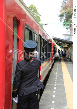 出発の合図を送る箱根登山電車の車掌さん（日本 神奈川県足柄下郡） 113948376