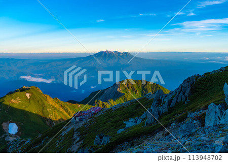 【朝焼け素材】木曽駒ケ岳からの朝焼けの絶景【長野県】 113948702
