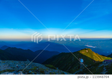 【朝焼け素材】木曽駒ケ岳からの朝焼けの絶景【長野県】 113948704