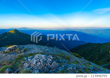 【朝焼け素材】木曽駒ケ岳からの朝焼けの絶景【長野県】 113948705