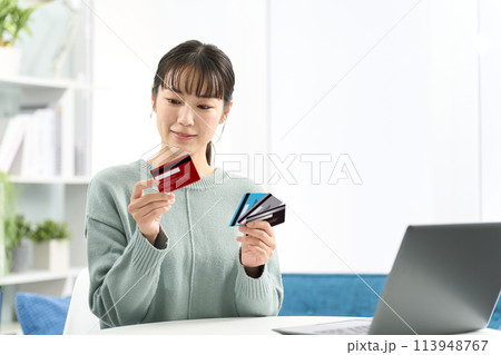 クレジットカードを選ぶ女性 113948767
