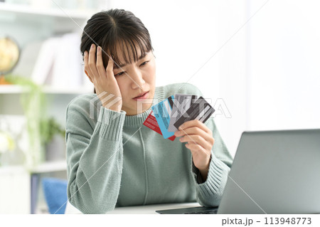 クレジットカード選択に悩む女性 クレジットカード選択に悩む女性 113948773