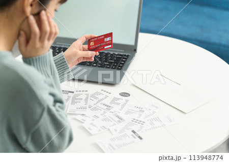 クレジットカードの使いすぎに悩む女性 113948774