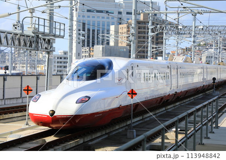 長崎駅を出発する西九州新幹線/N700S かもめ(日本 長崎県長崎市) 長崎駅を出発する西九州新幹線/N700S かもめ(日本 長崎県長崎市) 113948842