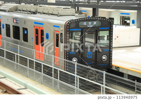 長崎駅に停車中の佐世保行き普通電車/YC1系（日本 長崎県長崎市） 113948975