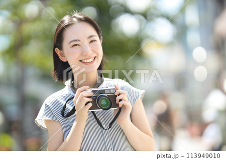 カメラ女性　旅行　一人旅 113949010