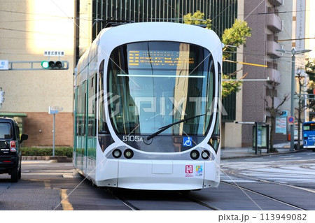 【広島電鉄】5100形~Green mover max~(本線:稲荷町電停) 【広島電鉄】5100形~Green mover max~(本線:稲荷町電停) 113949082