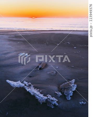 冬の北海道十勝川河口　朝焼けに染まる大津海岸のジュエリーアイス 113949376