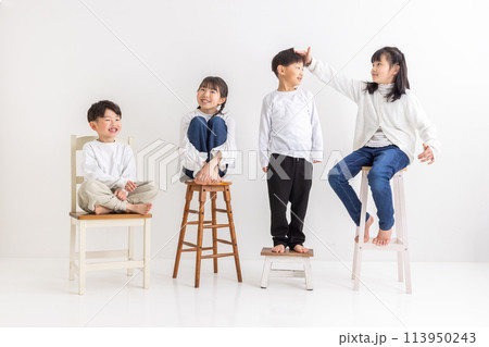 笑顔で椅子に座っている子ども　 smiling children	 113950243