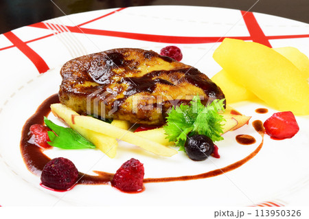 フランス料理 フォアグラのソテー フルーツ添え フランス料理 フォアグラのソテー フルーツ添え 113950326