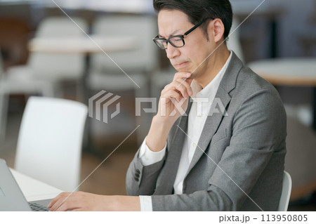 難しい表情の働く男性 難しい表情の働く男性 113950805