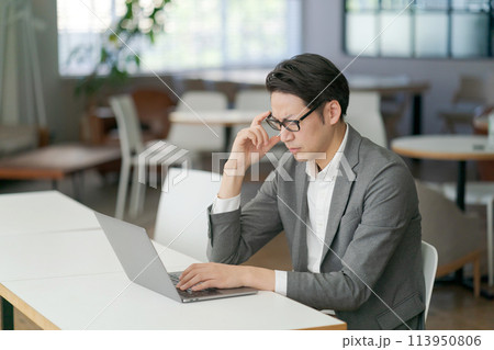 難しい表情の働く男性 難しい表情の働く男性 113950806