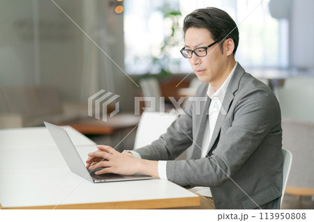 難しい表情の働く男性 難しい表情の働く男性 113950808