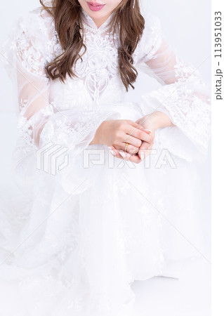 白いタイトなドレスを着た女性　dress	 113951033