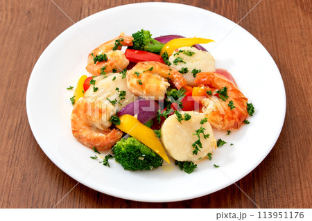 ホタテと海老と緑黄色野菜の炒め物 113951176