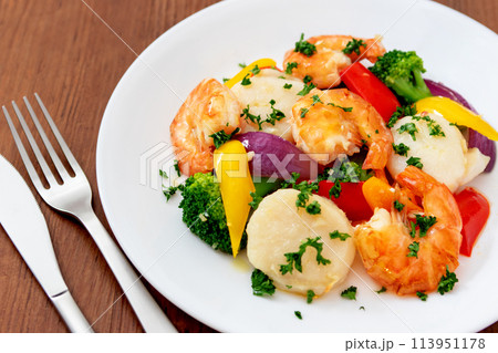 ホタテと海老と緑黄色野菜の炒め物 113951178