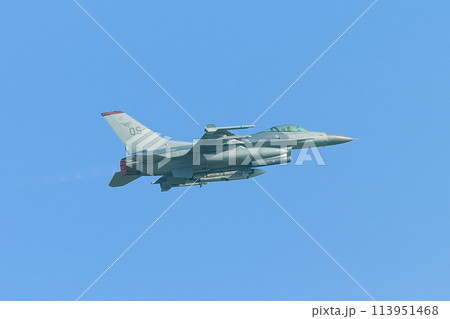上昇するアメリカ空軍F-16ファイティングファルコン 上昇するアメリカ空軍F-16ファイティングファルコン 113951468