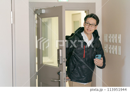 デリバリーバッグを背負った男性 113951944