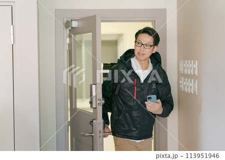 デリバリーバッグを背負った男性 デリバリーバッグを背負った男性 113951946