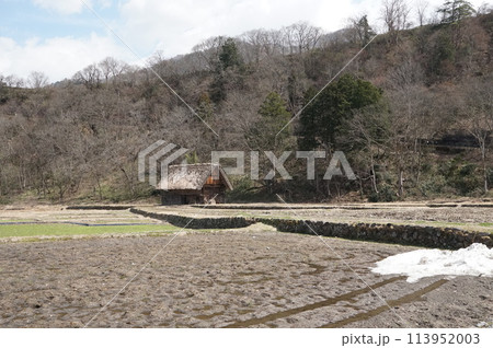 雪の残る白川郷 113952003