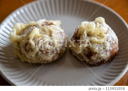 皿に載せた会津名物のまんじゅうの天ぷら 皿に載せた会津名物のまんじゅうの天ぷら 113952058