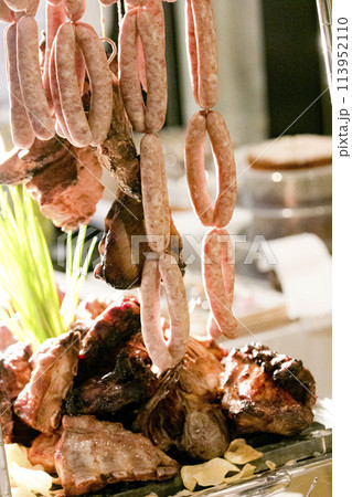 吊るしソーセージ　加工肉　おしゃれなバイキングなどのレストラン画像 113952110