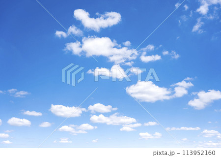 青空 空 雲 春の空 背景 背景素材 4月 コピースペース 青空 空 雲 春の空 背景 背景素材 4月 コピースペース 113952160