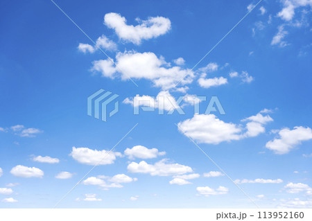 青空　空　雲　春の空　背景　背景素材　4月　コピースペース 113952160