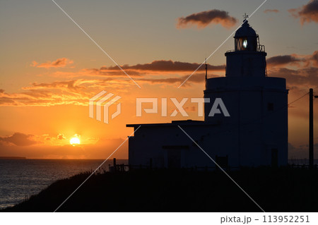 納沙布岬灯台と朝日 113952251