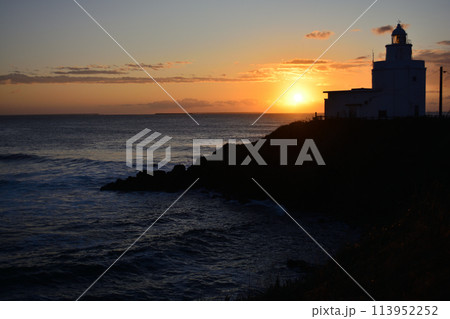 納沙布岬灯台と朝日 113952252