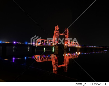 ライトアップされた夜の昇降橋 113952381