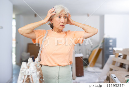 Woman dissatisfied with result of repair works 113952574