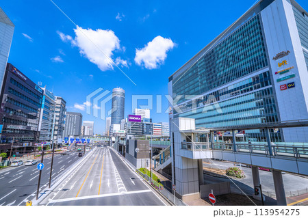 日本の横浜都市景観 美しく生まれ変わった新横浜駅前の幹線道路や新横浜駅などを望む＝4月25日 113954275