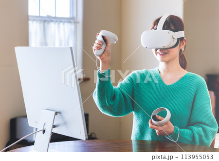 ヘッドマウントディスプレイを付けて仮想現実を楽しむ女性 ヘッドマウントディスプレイを付けて仮想現実を楽しむ女性 113955053