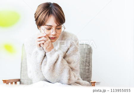 考え事をする若い女性 113955055