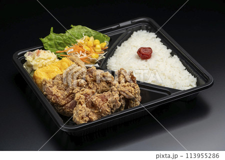 黒背景に唐揚げ弁当 113955286