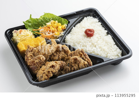 白背景に唐揚げ弁当 113955295