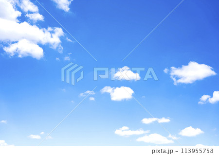 青空　空　雲　春の空　背景　背景素材　4月　コピースペース 113955758