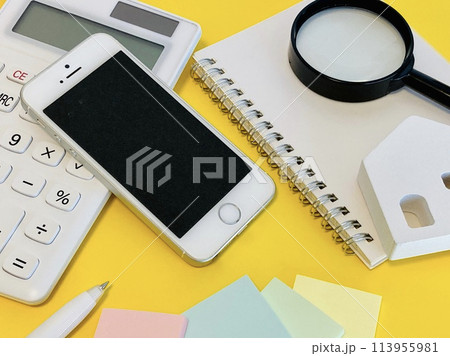 スマホと虫眼鏡と電卓とノート スマホと虫眼鏡と電卓とノート 113955981