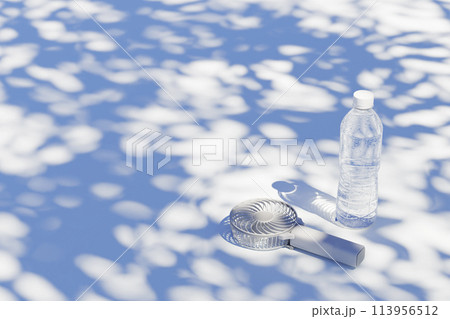 木陰に置かれたペットボトルとポータブルファン/水分補給・熱中症対策のコンセプトイメージ 木陰に置かれたペットボトルとポータブルファン/水分補給・熱中症対策のコンセプトイメージ 113956512