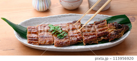 カットしたうなぎの蒲焼　土用の丑 113956920