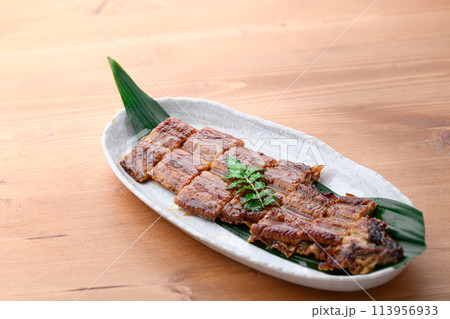 カットしたうなぎの蒲焼　土用の丑 113956933
