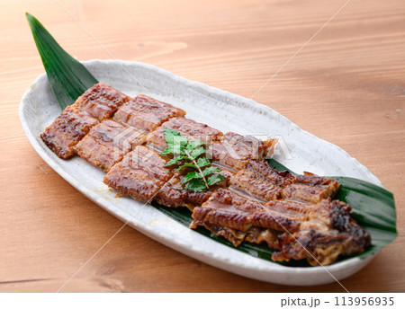 カットしたうなぎの蒲焼　土用の丑 113956935