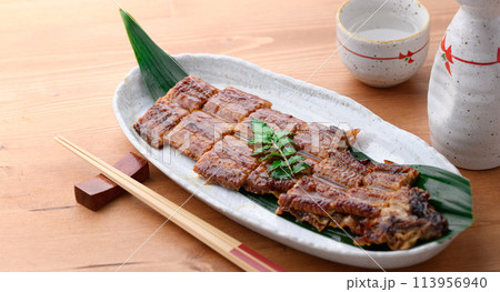 カットしたうなぎの蒲焼　土用の丑 113956940
