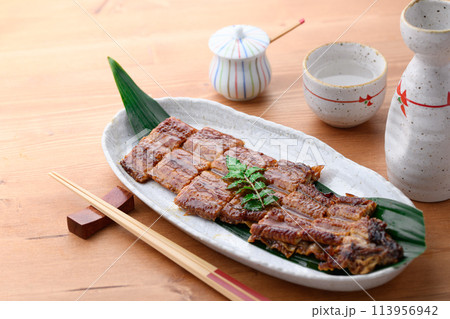 カットしたうなぎの蒲焼 土用の丑 カットしたうなぎの蒲焼 土用の丑 113956942