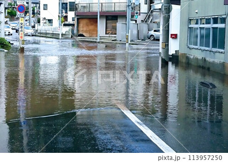 大雨・台風で浸水した道路の交差点 113957250