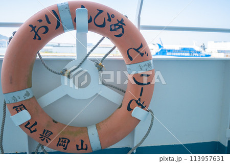 瀬戸内海沿いの港からフェリーに乗って島々をめぐる　フェリーの窓沿いの席から瀬戸内を眺める 113957631